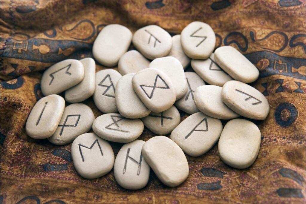 Les runes divinatoires : le guide complet - Majestic's