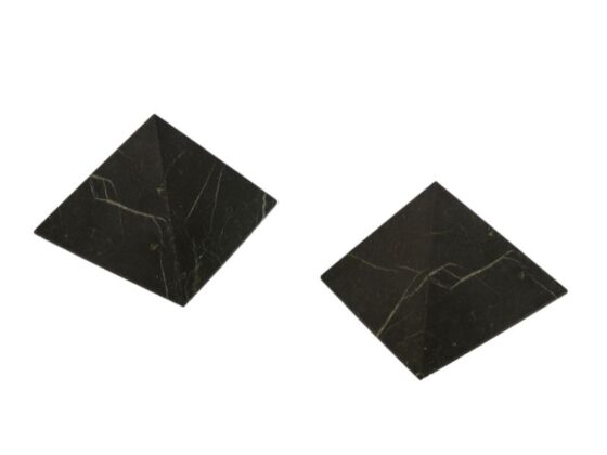 Shungite en forme de pyramide